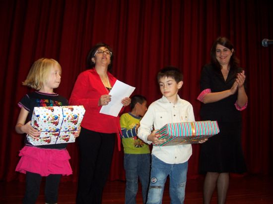 LA CONCEJAL DE CULTURA ENTREGA LOS PREMIOS DEL V CONCURSO DE DIBUJO, CUENTO Y POESA QUE HA CONTADO CON LA PARTICIPACIN DE NI@S DE TODOS LOS CENTROS EDUCATIVOS