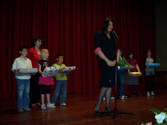 LA CONCEJAL DE CULTURA ENTREGA LOS PREMIOS DEL V CONCURSO DE DIBUJO, CUENTO Y POESA QUE HA CONTADO CON LA PARTICIPACIN DE NI@S DE TODOS LOS CENTROS EDUCATIVOS