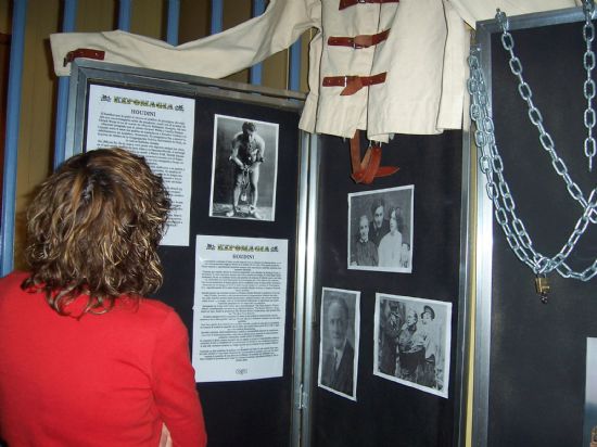 LA SALA DE ARTES ESCNICAS ACOGE LA EXPOSICIN EXPO-MAGIA, QUE FUE INAUGURADA POR LA CONCEJAL DE CULTURA, Y ESTAR ABIERTA AL PBLICO HASTA EL 6 DE MAYO