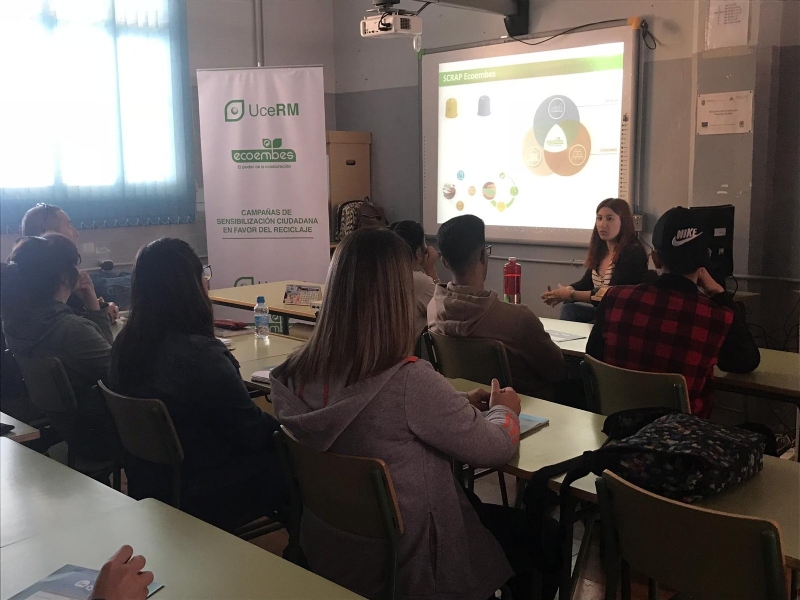 La Concejala de Medio Ambiente organiza una charla informativa sobre reciclaje en la Escuela de Adultos de Totana, con la colaboracin de Ecoembes