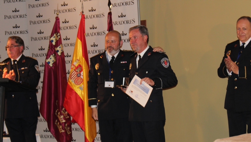 El cabo Norberto Costa recibe la Medalla de Reconocimiento de las Policas Locales en el transcurso de las II Jornadas de Policas Locales que se celebraron en el Parador de Lorca