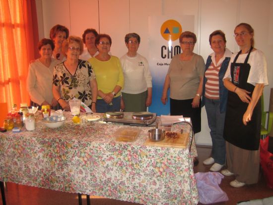 UN TOTAL DE 15 SOCIOS DEL CENTRO DE PERSONAS MAYORES DE LA BALSA VIEJA HAN PARTICIPADO EN EL TALLER DE COCINA "CON LAS MANOS EN LA MASA"