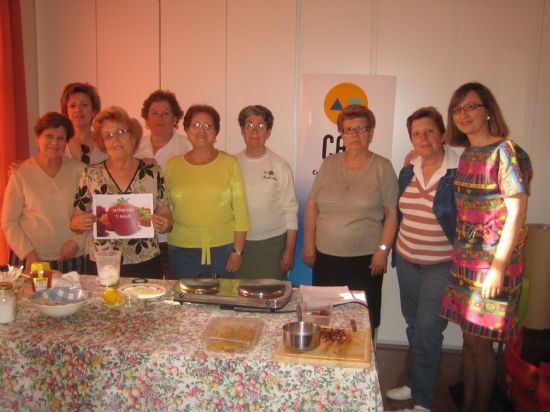 UN TOTAL DE 15 SOCIOS DEL CENTRO DE PERSONAS MAYORES DE LA BALSA VIEJA HAN PARTICIPADO EN EL TALLER DE COCINA "CON LAS MANOS EN LA MASA"