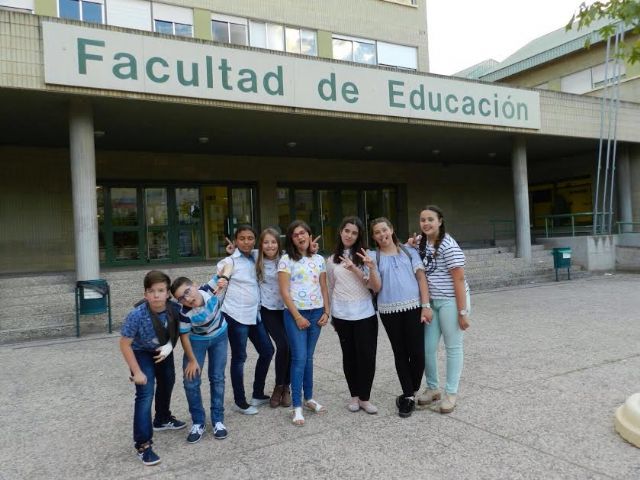 Alumnos del CEIP Santa Eulalia, con la colaboracin de la Concejala de Mujer, interpretan la obra Ms que una cara bonita en la Facultad de Educacin de la UMU