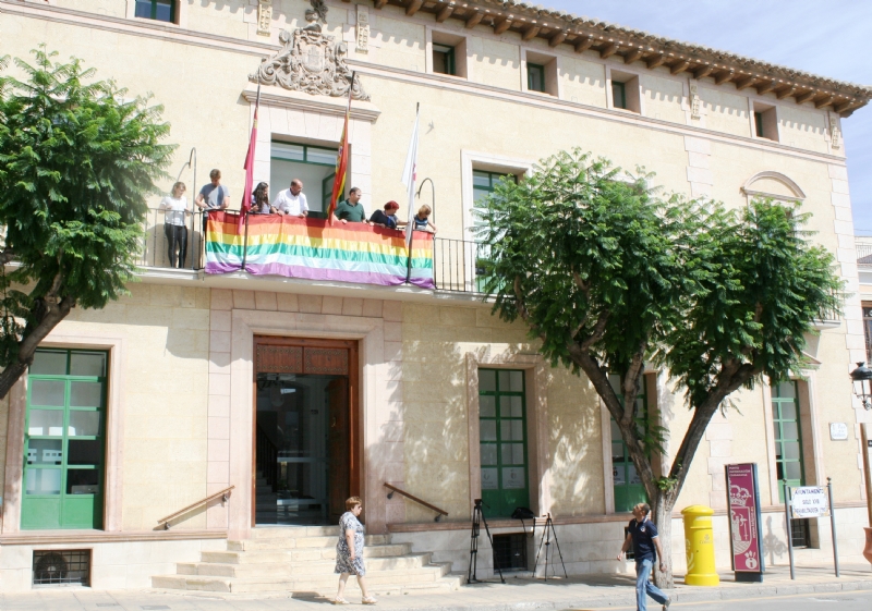 Vdeo. La bandera arcoris ya luce en el balcn principal del Ayuntamiento con motivo de la celebracin de la Semana por el Respeto y la Igualdad LGTBI en Totana