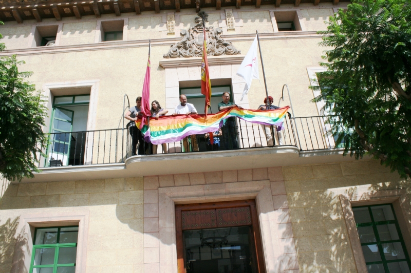 Vdeo. La bandera arcoris ya luce en el balcn principal del Ayuntamiento con motivo de la celebracin de la Semana por el Respeto y la Igualdad LGTBI en Totana