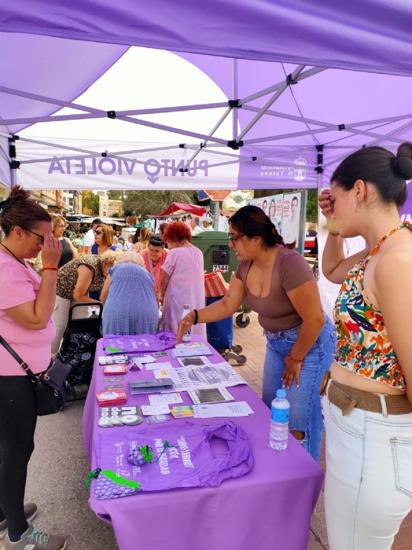 La Concejala de Igualdad ha venido instalando un Punto Violeta de Informacin los das del mercadillo semanal con el fin de concienciar a la ciudadana sobre prevencin de la violencia de gnero