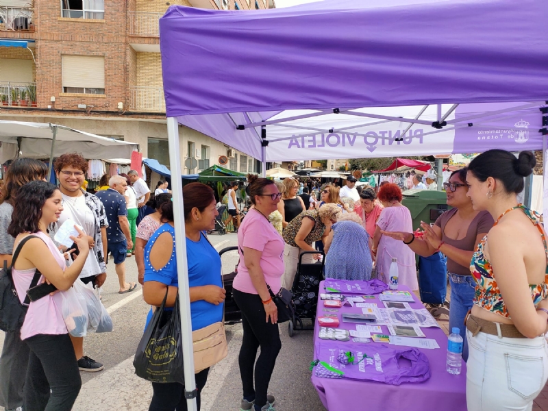 La Concejala de Igualdad ha venido instalando un Punto Violeta de Informacin los das del mercadillo semanal con el fin de concienciar a la ciudadana sobre prevencin de la violencia de gnero