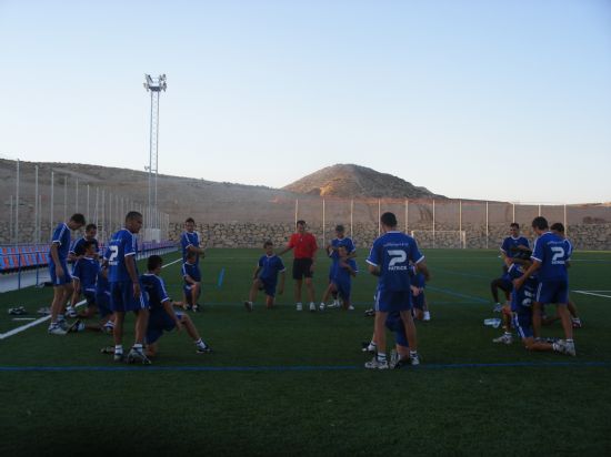 LAS INSTALACIONES DE LA CIUDAD DEPORTIVA SIERRA ESPUA Y EL CAMPO MUNICIPAL DE FTBOL JUAN CAYUELA ACOGEN LOS ENTRENAMIENTOS DE LA PRETEMPORADA DEL VILLAJOYOSA C.F.