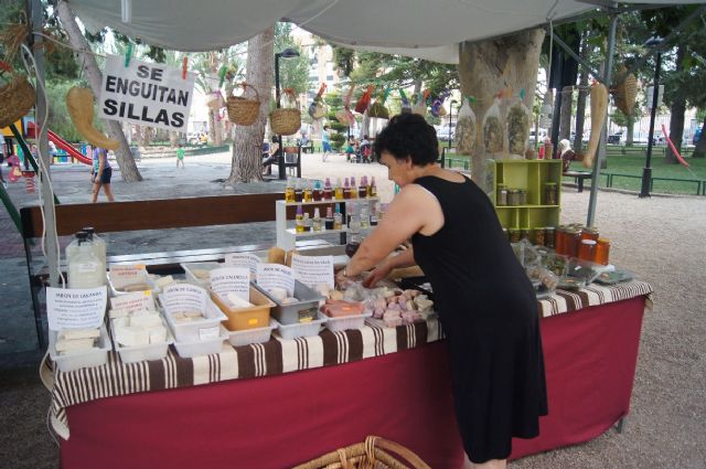 Se inaugura el Mercado de Santiago en el que una veintena de expositores muestran productos artesanos y creativos por las noches hasta el prximo domingo