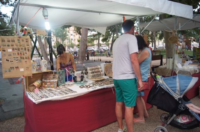 Se inaugura el Mercado de Santiago en el que una veintena de expositores muestran productos artesanos y creativos por las noches hasta el prximo domingo