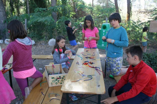 Vídeo. Un total de 65 niños y niñas participan en el campamento de "Las Alquerías", que organiza "Ecoespuña-La Hojarasca" con la colaboración de la Mancomunidad Turística de Sierra Espuña