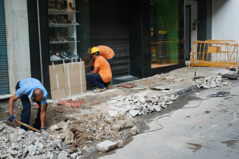VDEO. Las obras en la calle Juan XXIII procurarn mejorar la accesibilidad y dinamizar el ambiente comercial de esta va con la ampliacin y acondicionamiento de aceras en ambos mrgenes