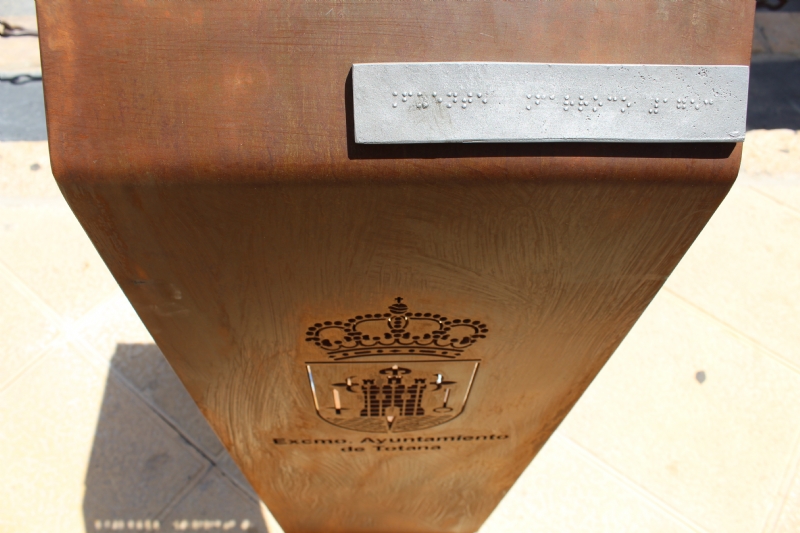 Instalan una rplica en bronce de la Fuente Juan de Uzeta con un cdigo QR que ofrece informacin aadida de este monumento y un lector braille para discapacitados visuales