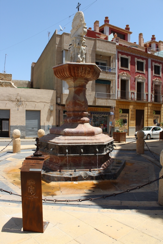 Instalan una rplica en bronce de la Fuente Juan de Uzeta con un cdigo QR que ofrece informacin aadida de este monumento y un lector braille para discapacitados visuales
