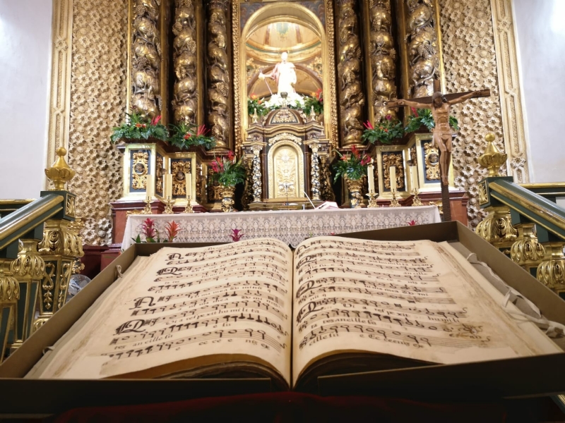 Se presenta el Manuscrito Musical descubierto en el verano del 2017 en la parroquia de Santiago El Mayor, una obra del siglo XVIII con una treintena de obras de polifona sacra