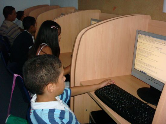 LOS PARTICIPANTES EN EL PROYECTO "INTEGRACIÓN SOCIOEDUCATIVA DE MENORES Y JÓVENES  EN SITUACIÓN O RIESGO DE EXCLUSIÓN SOCIAL" REALIZAN UN TALLER DE INFORMÁTICA Y REFUERZO ESCOLAR PARA CONOCER EL MUNDO DE LAS NUEVAS TECNOLOGÍAS