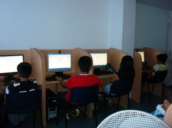 LOS PARTICIPANTES EN EL PROYECTO "INTEGRACIÓN SOCIOEDUCATIVA DE MENORES Y JÓVENES  EN SITUACIÓN O RIESGO DE EXCLUSIÓN SOCIAL" REALIZAN UN TALLER DE INFORMÁTICA Y REFUERZO ESCOLAR PARA CONOCER EL MUNDO DE LAS NUEVAS TECNOLOGÍAS