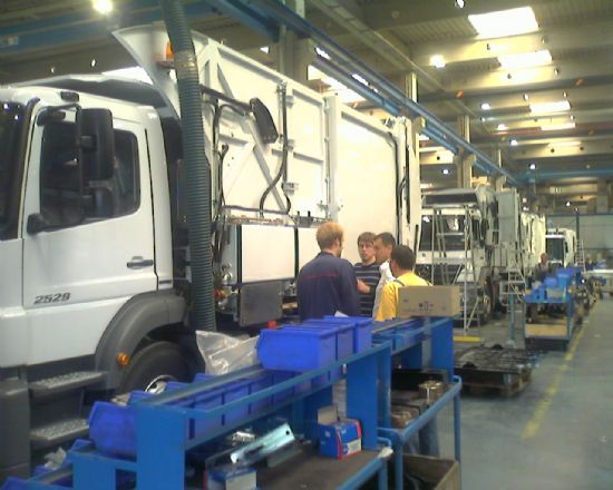 EL CONCEJAL DE SERVICIOS REALIZA UNA VISITA PARA CONOCER EL PROCESO DE FABRICACI�N DE TRES VEH�CULOS RECOLECTORES DE RECOGIDA DE RESIDUOS S�LIDOS QUE PRESTAR�N SERVICIO EN BREVE POR LAS CALLES DE TOTANA