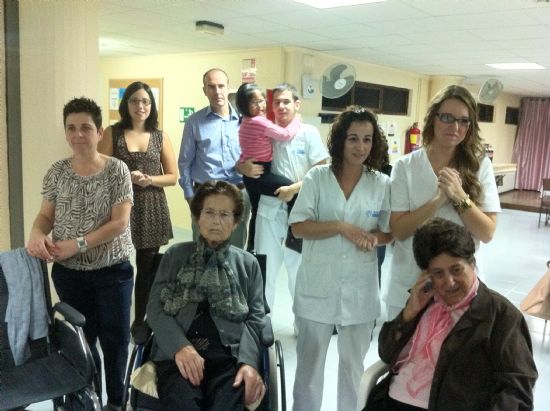 EL SERVICIO DE ESTANCIAS DIURNAS PARA PERSONAS CON ALZHEIMER CELEBRA SU IV ANIVERSARIO CON UN LA PROCLAMACIÓN DEL REY Y LA REINA Y CON UNA COMIDA DE CONVIVENCIA