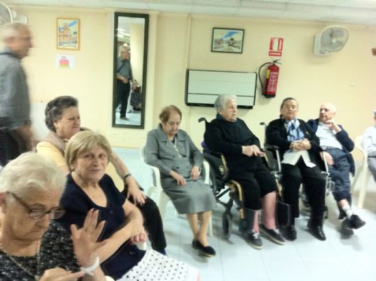 EL SERVICIO DE ESTANCIAS DIURNAS PARA PERSONAS CON ALZHEIMER CELEBRA SU IV ANIVERSARIO CON UN LA PROCLAMACIÓN DEL REY Y LA REINA Y CON UNA COMIDA DE CONVIVENCIA