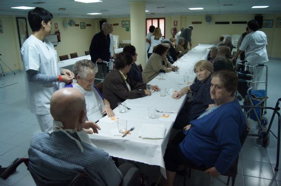 EL SERVICIO DE ESTANCIAS DIURNAS PARA PERSONAS CON ALZHEIMER CELEBRA SU V ANIVERSARIO CON UN LA PROCLAMACIN DE LA REINA Y UNA COMIDA DE CONVIVENCIA