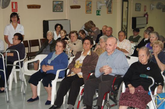 EL SERVICIO DE ESTANCIAS DIURNAS PARA PERSONAS CON ALZHEIMER CELEBRA SU V ANIVERSARIO CON UN LA PROCLAMACIN DE LA REINA Y UNA COMIDA DE CONVIVENCIA