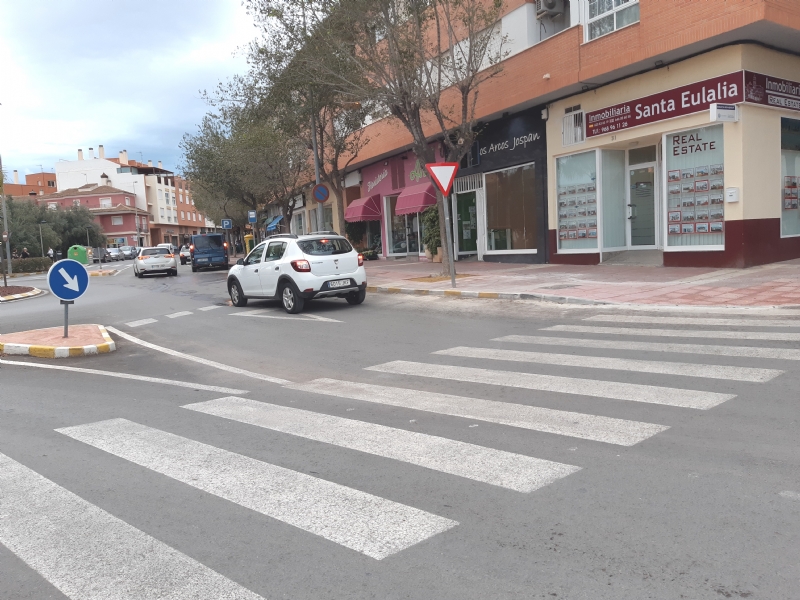 La Concejala de Obras e Infraestructuras acomete obras de construccin de un vado peatonal en la calle Santomera, esquina con calle Pliego
