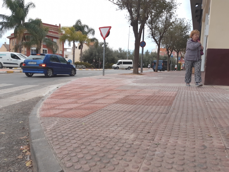 La Concejala de Obras e Infraestructuras acomete obras de construccin de un vado peatonal en la calle Santomera, esquina con calle Pliego