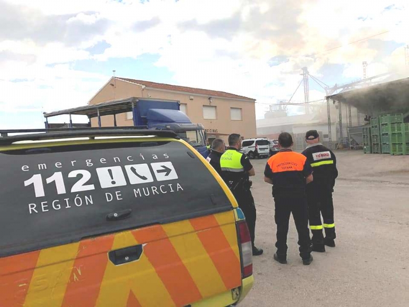 Efectivos de la Polica Local y Proteccin Civil participan en el dispositivo para apagar el incendio declarado en un conocido secadero de pimientos a las afueras de Totana