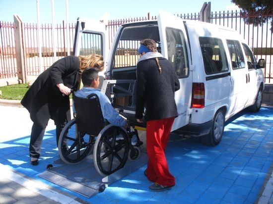 Licitan la adquisición de 2 vehículos adaptados para los Centros de Día de Personas Mayores y Discapacidad