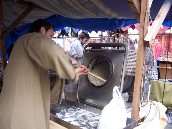 LA PUESTA EN ESCENA DE LOS OFICIOS ARTESANOS REPRESENTADOS EN EL MERCADO MEDIEVAL, CONGREGA A UN GRAN NMERO DE VISITANTES