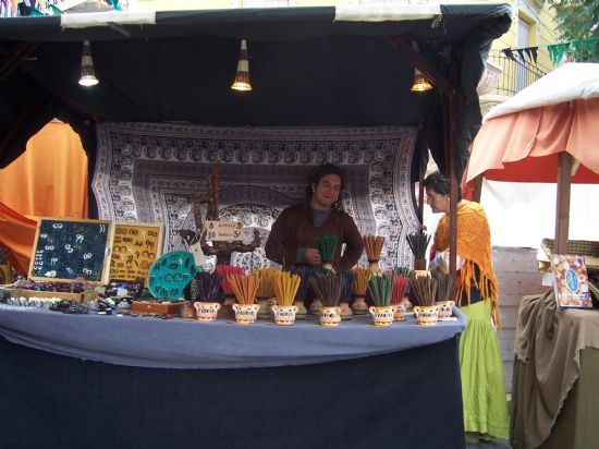 LA PUESTA EN ESCENA DE LOS OFICIOS ARTESANOS REPRESENTADOS EN EL MERCADO MEDIEVAL, CONGREGA A UN GRAN NMERO DE VISITANTES