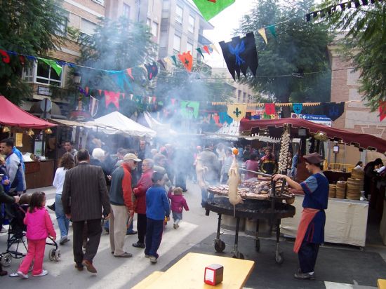 LA PUESTA EN ESCENA DE LOS OFICIOS ARTESANOS REPRESENTADOS EN EL MERCADO MEDIEVAL, CONGREGA A UN GRAN NMERO DE VISITANTES