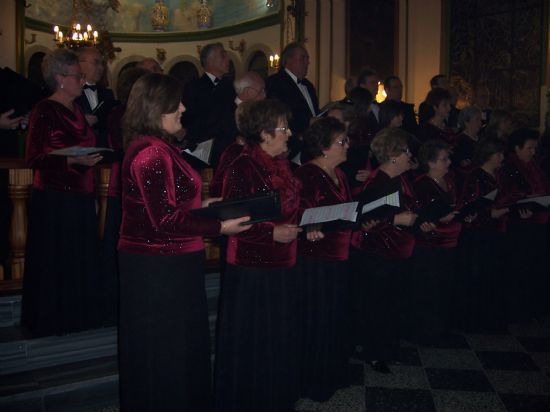 LA PARROQUIA DE LAS TRES AVE MARIAS ACOGE EL CONCIERTO DE VILLANCICOS POPULARES INTERPRETADO POR LA CORAL SANTIAGO BAJO LA DIRECCIN DE CEFERINO AYALA