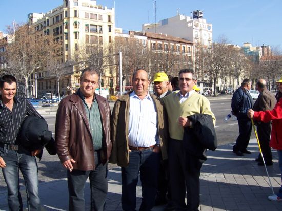 EL CONCEJAL DE AGRICULTURA Y GANADERA ACOMPAA AL MEDIO CENTENAR DE GANADEROS DE LA LOCALIDAD A LA MANIFESTACIN DE MADRID EN SUS REIVINDICACIONES POR LA CRISIS DEL SECTOR Y RECLAMAR AYUDAS AL MINISTERIO