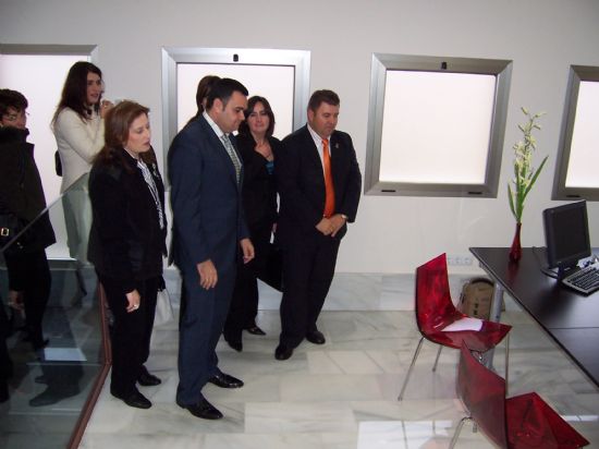 LA HERMANDAD DE JESS EN EL CALVARIO Y LA SANTA CENA INAUGURA SU NUEVA SEDE ANTE LA PRESENCIA DE AUTORIDADES MUNICIPALES