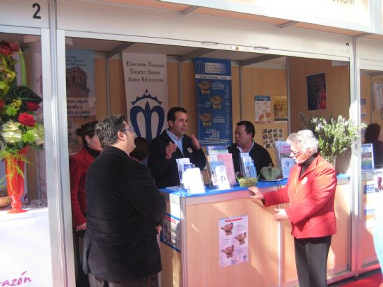 EL CONCEJAL DE BIENESTAR SOCIAL ASISTE A LA INAUGURACIÓN DEL STAND CON EL QUE LA ASOCIACIÓN "SALUS INFIRMORUM" DE TOTANA PARTICIPA EN LAS "IX JORNADAS INTERNACIONALES DE CARIDAD Y VOLUNTARIADO UCAM 2010"