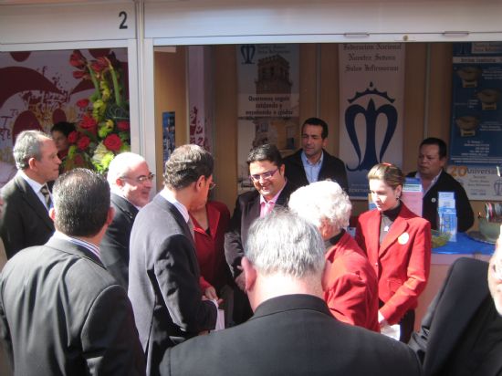 EL CONCEJAL DE BIENESTAR SOCIAL ASISTE A LA INAUGURACIÓN DEL STAND CON EL QUE LA ASOCIACIÓN "SALUS INFIRMORUM" DE TOTANA PARTICIPA EN LAS "IX JORNADAS INTERNACIONALES DE CARIDAD Y VOLUNTARIADO UCAM 2010"