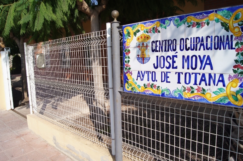Autoridades municipales se reúnen con padres y madres de los usuarios del Centro de Día "José Moyá" con el fin de evaluar los nuevos programas y servicios profesionales incorporados  