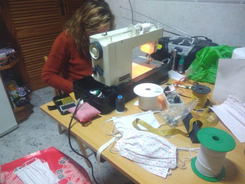 Vdeo. Ms de 80 costureras participan en la fabricacin de mascarillas y batas sanitarias, una iniciativa solidaria coordinada por Cruz Roja Espaola e impulsada por el Ayuntamiento