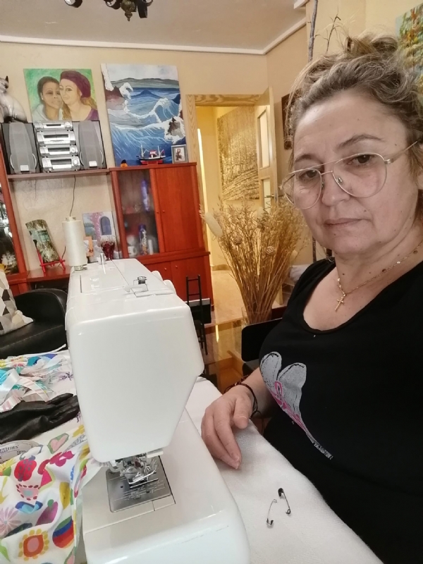 Vdeo. Ms de 80 costureras participan en la fabricacin de mascarillas y batas sanitarias, una iniciativa solidaria coordinada por Cruz Roja Espaola e impulsada por el Ayuntamiento