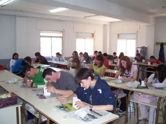 EL TALLER DE ARTES PLSTICAS SE LLEVA A CABO EN LOS DISTINTOS CENTROS DE ENSEANAZA SECUNDARIA DEL MUNICIPIO CON MOTIVO DE LA CELEBRACIN DEL DA DEL LIBRO