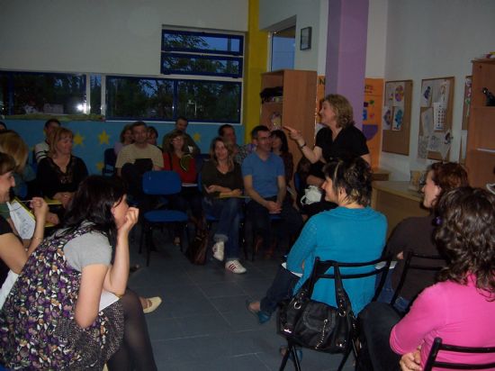 AUTORIDADES MUNICIPALES VISITAN EL TALLER NEXO: UNA NUEVA EXPERIENCIA DE APRENDIZAJE, PARA PADRES Y MADRES, ORGANIZADO POR EL COLECTIVO PARA LA PROMOCIN SOCIAL EL CANDIL Y QUE SE IMPARTE EN LA EDUTECA PUZZLE