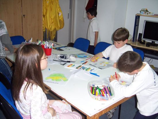 AUTORIDADES MUNICIPALES VISITAN EL TALLER NEXO: UNA NUEVA EXPERIENCIA DE APRENDIZAJE, PARA PADRES Y MADRES, ORGANIZADO POR EL COLECTIVO PARA LA PROMOCIN SOCIAL EL CANDIL Y QUE SE IMPARTE EN LA EDUTECA PUZZLE