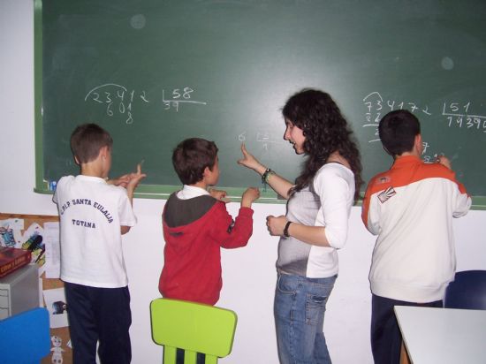 AUTORIDADES MUNICIPALES VISITAN EL TALLER NEXO: UNA NUEVA EXPERIENCIA DE APRENDIZAJE, PARA PADRES Y MADRES, ORGANIZADO POR EL COLECTIVO PARA LA PROMOCIN SOCIAL EL CANDIL Y QUE SE IMPARTE EN LA EDUTECA PUZZLE