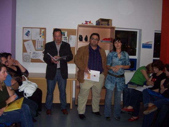 AUTORIDADES MUNICIPALES VISITAN EL TALLER NEXO: UNA NUEVA EXPERIENCIA DE APRENDIZAJE, PARA PADRES Y MADRES, ORGANIZADO POR EL COLECTIVO PARA LA PROMOCIN SOCIAL EL CANDIL Y QUE SE IMPARTE EN LA EDUTECA PUZZLE
