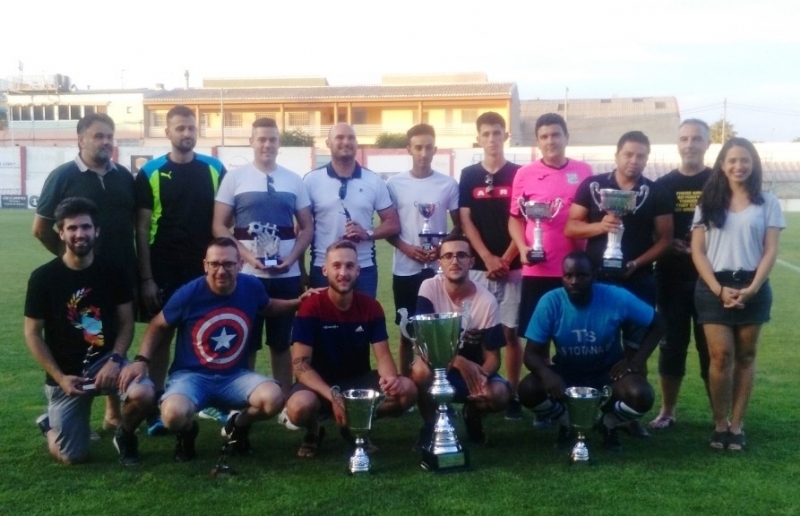 La Concejala de Deportes pone fin a la temporada de la Liga de Ftbol Enrique Ambit Palacios y la Copa Juega Limpio con la entrega de trofeos en el estadio municipal Juan Cayuela