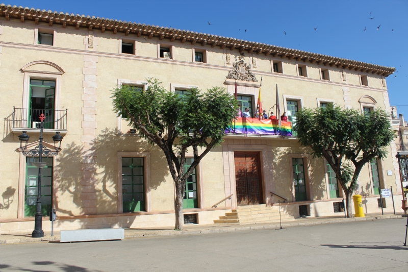 Colocan la bandera LGTBI en la fachada consistorial para visibilizar la defensa de los derechos de este colectivo ciudadano con motivo del Día Internacional del Orgullo