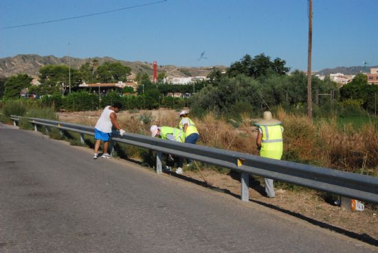 UN TOTAL DE 52 PERSONAS DESEMPLEADAS HAN SIDO CONTRATADAS POR EL AYUNTAMIENTO, EN VIRTUD DE UNA SUBVENCIÓN CONCEDIDA POR EL SEF POR IMPORTE DE 444.808 EUROS, PARA TRABAJAR EN EL SANEAMIENTO Y EN LA LIMPIEZA DE CAMINOS DEL MUNICIPIO